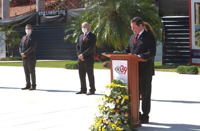 El  titular del Club Internacional de Tenis (CIT), Ing. José Vinader, durante el discurso del festejo del aniversario 39 de la entidad, junto a sus compañeros del Consejo de Administración.