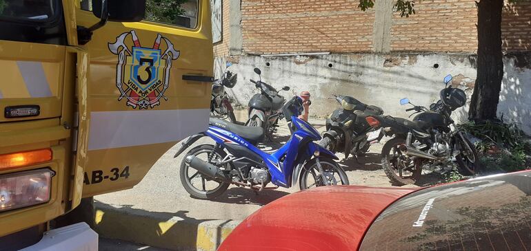 Así las motocicletas obstaculizan hidrante que debe estar disponible para los Bomberos Voluntarios