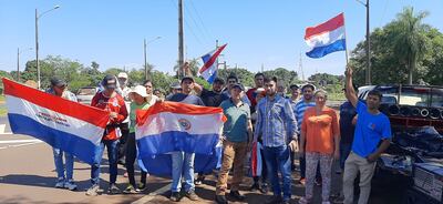 Un grupo de ciudadanos se movilizaron frente a la Itapú Binacional, en el marco de la renegociación de la energía eléctrica.