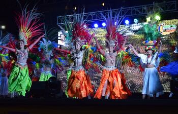 Alumnas de la Escuela Municipal de Danza de Luque, quienes presentaron la alegoría "El Gua'a", luciendo trajes fantásticos y coloridos, diseñados para la ocasión.