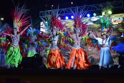 Alumnas de la Escuela Municipal de Danza de Luque, quienes presentaron la alegoría "El Gua'a", luciendo trajes fantásticos y coloridos, diseñados para la ocasión.