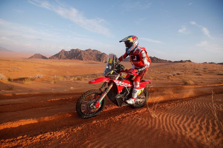 El británico Sam Sunderland es el líder en la categoría motos del Dakar, en Arabia Saudita. (EFE)