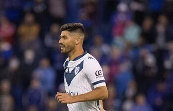 José Florentín en acción en el partido que Vélez le ganó a Aldosivi.