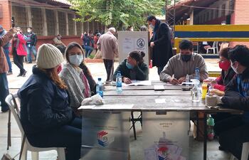 Local de votación escuela General José Elizardo Aquino. Según los denunciantes en este lugar la urna de votación estaba a la vista de los miembros de mesa.