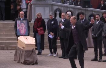 Captura de pantalla del video de viudo de esposa asesinada en Francia bailando como despedida.