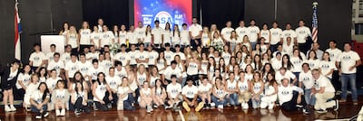 Los estudiantes de la promoción 2023 organizadores del Intercolegial ASA junto a sus padres.