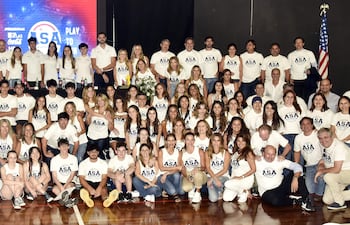 Los estudiantes de la promoción 2023 organizadores del Intercolegial ASA junto a sus padres.