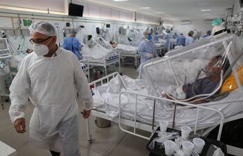 Pacientes con covid-19 son atendidos en la unidad de terapia intensiva del hospital Gilberto Novaes de Manaus, Brasil.