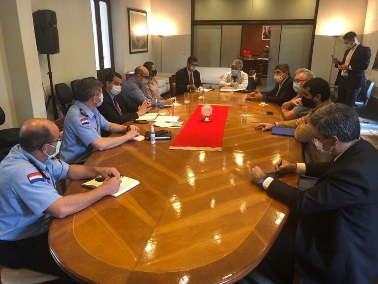 Representantes de gremios empresariales se reunieron con el ministro de Interior, Arnaldo Giuzzio, esta mañana.