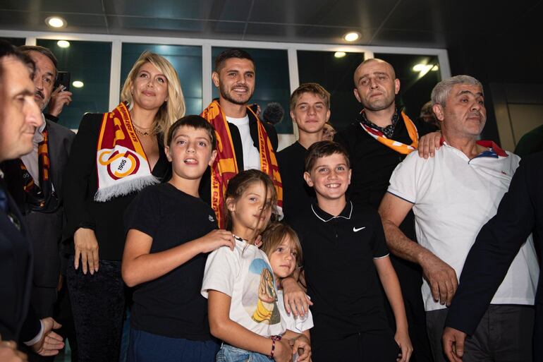 Wanda Nara y Maurco Icardi junto a Valentino, Constantino, Benedicto, Isabella y Francesca, hace poco más de un mes cuando el futbolista fue presentado en el club Galatasaray. (Twitter/Galatasaray)