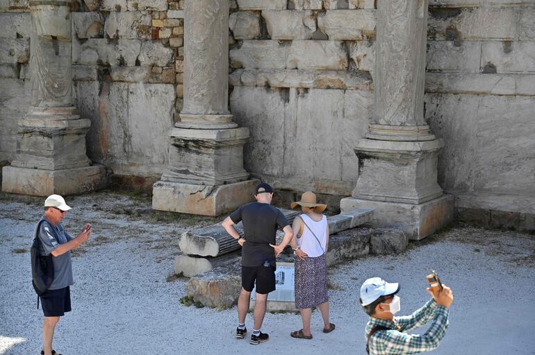 La biblioteca de Adriano, en Atenas, Grecia, recibe la visita de turistas que recorren el sitio arqueológico.