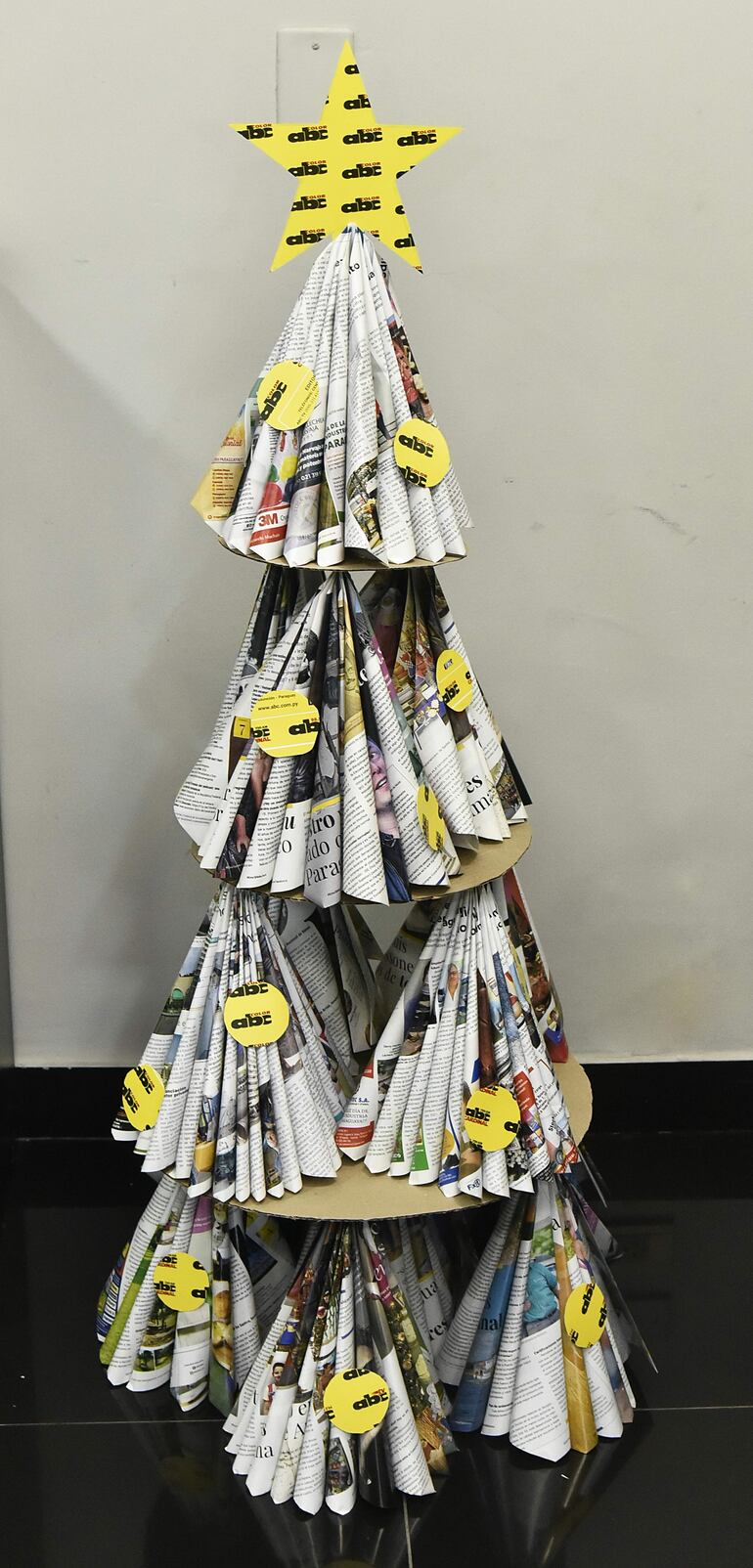 Este árbol representa el trabajo en equipo, la unión entre compañeros en momentos difíciles. Una base firme que demuestra el espíritu del ser humano, para ayudar.
