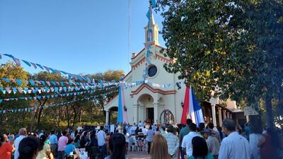 Muchos fieles participaron de la procesion y luego la misa central, presidida por el monseñor Gabriel Escobar, obispo del vicariato Apostolico del Chaco, en la catedral de Fuerte Olimpo.
