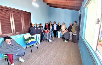 Los benefactores del Hogar de Ancianos San Vicente de Paúl haciendo entrega de donaciones