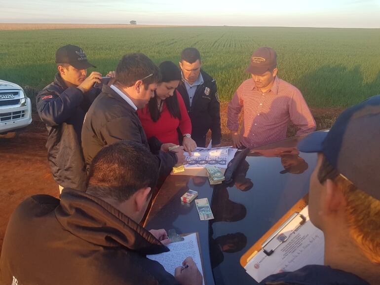 Los intervinientes junto con la víctima.