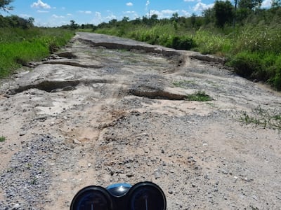 El único camino que conduce a Puerto Casado parece un campo bombardeado y no se puede transitar por el lugar desde febrero; sólo se hicieron unos pocos trabajos de reparación y luego se abandonaron las tareas.