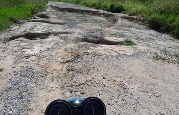 El único camino que conduce a Puerto Casado parece un campo bombardeado y no se puede transitar por el lugar desde febrero; sólo se hicieron unos pocos trabajos de reparación y luego se abandonaron las tareas.