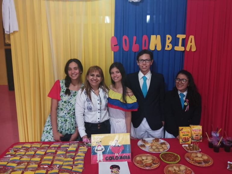 Estudiantes festejaron el Día del Folclore paraguayo en Luque.