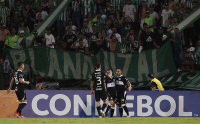 Jugadores de Olimpia celebran un gol hoy, durante el partido válido por la fase de grupos de la Copa Libertadores entre el Atlético Nacional de Colombia y el Olimpia de Paraguay, en el estado Atanasio Girardot de la ciudad de Medellín (Colombia).