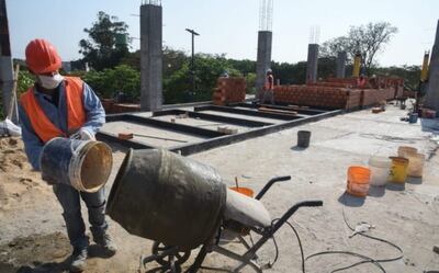 Un obrero trabaja en el enlosado. Las boleterías mirarán hacia adentro, así se conseguirá más espacio para los pasajeros.
