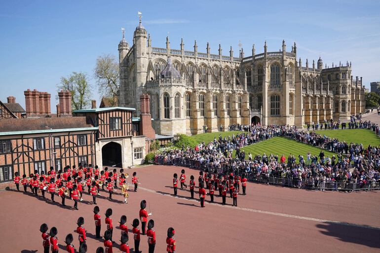 La banda de la guardia Coldstream Guards toca el "Happy Birthday" para la reina Isabel II, durante el cambio de guardia en Windsor.