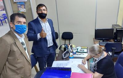El intendente de Caaguazú, José “Papu” Ríos (con el pulgar levantado) entrega la nota en la secretaría del PLRA. Fue en la mañana de ayer.
