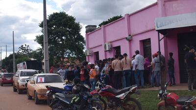 Aglomeración de pobladores para recibir dinero para votar por la ANR en San Juan Nepomuceno