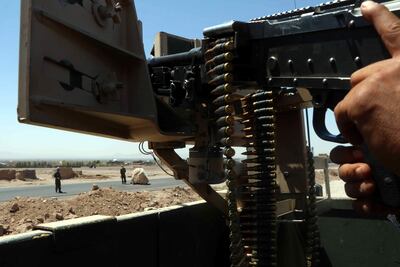 Un miembro de las fuerzas afganas de seguridad al mando de una ametralladora en la ciudad de Herat, este jueves.