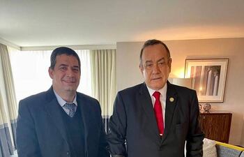 Hugo Velázquez (izq.) conversó en Miami con el presidente de Guatemala, Alejandro Giammattei (foto gentileza).