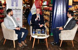Nahuel Pianarosa, el embajador de Italia, Paolo Campanini y Mario Goia en la presentación de la semana italiana.