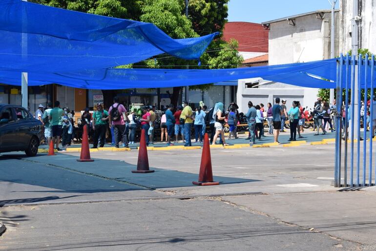 Los clientes aguardan horas para ingresar al local, en el estacionamiento están aglomerados.