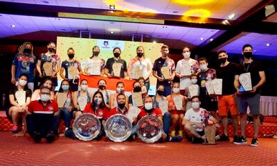 Integrantes de las categorías Libres amateur que obtuvieron el título para nuestro país, posando con sus respectivos trofeos (2ª a 6ª damas y caballeros).