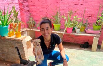 Larizza Kurth con sus gatos y uno de sus seis perros. Ella es la ganadora de la carrera de tacones en Concepción. Se trata de un zapato taco 12 que le regaló un primo quien se lo envió desde España.