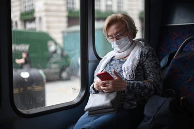 Una mujer con mascarilla viaja en un bus en Londres, Inglaterra, este lunes.