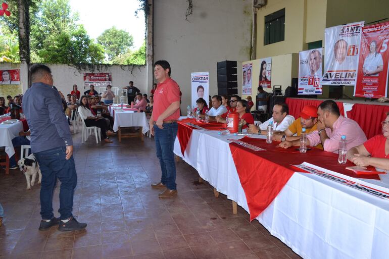 El cacique Samuel Duarte hablando frente al candidato a gobernador de Caazapá, Cristian Acosta.