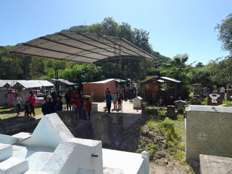 Muchas personas acuden en este viernes Santos al campo Santo de Fuerte Olimpo.