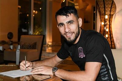 Junior Alonso firmando el contrato con el Krasnodar FC