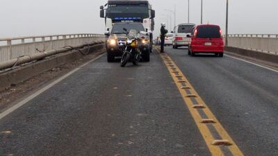 El camión cargado de sal fue bloqueado por su sistema electrónico y quedó sobre el puente toda la noche desde ayer.