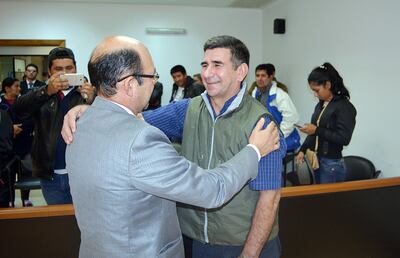 Eligio Gómez Cristaldo (izq.) saluda a su abogado Nelson López, tras ser absuelto, luego de un tercer juicio. Ahora demanda al Estado paraguayo y a los jueces que lo condenaron.