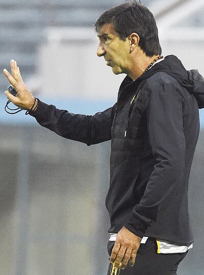 Gustavo Costas aún no tiene la defensa.