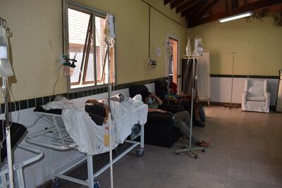 Actualmente varios los pacientes son atendidos en camillas o sillones, ante la falta de lugar en el hospital.
