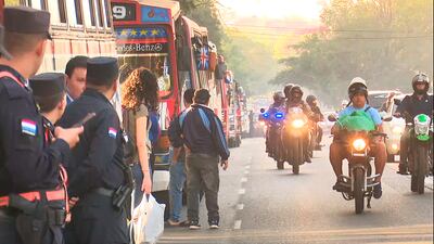 Los transportistas de buses internos siguen frente al campos de la UNA de San Lorenzo.