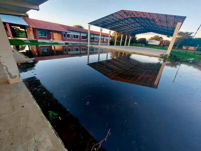 Las aguas tomaron la escuela Luis María Argaña, de Isla Margarita, en Alto Paraguay.