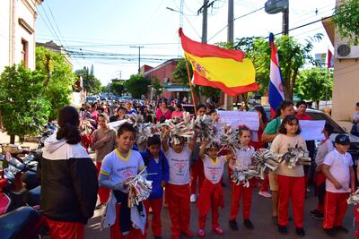 Alumnos de la Escuela Cervantes de Villarrica exigen la provisión del almuerzo escolar.