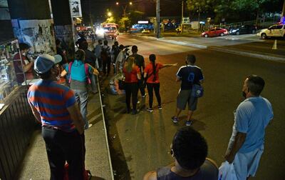Pasajeros esperan colectivo en los alrededores de la Terminal de Ómnibus de Asunción, para retornar al hogar, durante una noche de regulada del transporte público.
