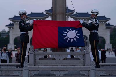Soldados taiwaneses doblan una bandera en la Plaza de la Libertad, en Taipei.