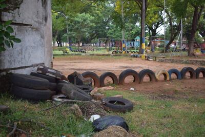 Plaza Guyra Campana. Días atrás cuadrillas de la Dirección de Aseo Urbano limpiaron toda la plaza pero no retiraron la causa incluyendo los neumáticos.