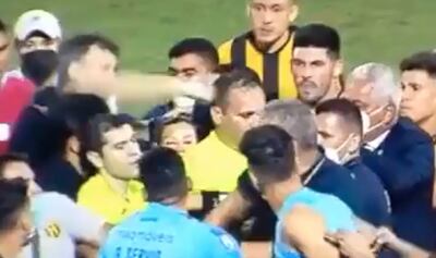 Giancarlos Juliadoza fue golpeado tras el final del partido.