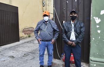 Bernardino Galeano y Víctor Fernández, se encadenaron ayer en la parte trasera del Indert, en reclamo de unas 2.000 hectáreas, en línea recta, a unos 8 kilómestros del Río Apa, frontera con el Brasil.