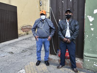 Bernardino Galeano y Víctor Fernández, se encadenaron ayer en la parte trasera del Indert, en reclamo de unas 2.000 hectáreas, en línea recta, a unos 8 kilómestros del Río Apa, frontera con el Brasil.